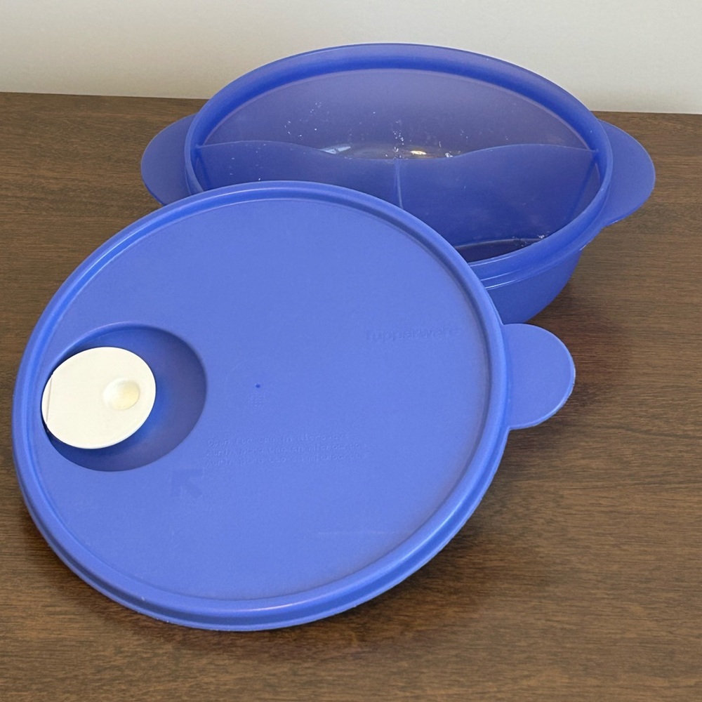 TUPPERWARE PURPLE CRYSTALWAVE 7" DIVIDED BOWL CONTAINER #3859 VENTED SEAL #2649